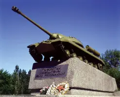 Памятный знак «Танк ИС-3», в честь танкистов-освободителей города Россошь, фотография 5