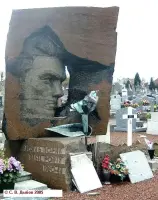 Памятник герою Советского Союза Порику В.В. в Энан-Бомон (Франция)