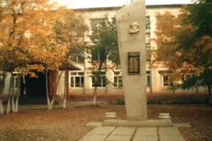 Памятник ученикам и учителям школы № 1 имени Фрунзе, погибшим на фронтах ВОВ, фотография 3