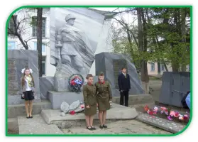 Памятник выпускникам первой школы поселка Новобурейского, погибшим на фронтах Великой Отечественной войны