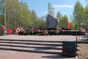 Братская могила № 9 243 советских воинов, погибших в боях с немецко-фашистскими захватчиками
