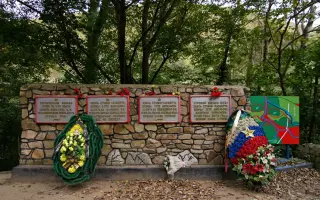 Мемориал возле дороги по пути к с. Безымянному