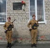 Памятная доска основателям школьного музея "Добровольцы Урала", фотография 2