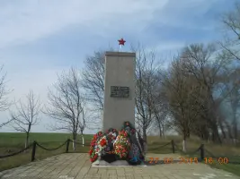 Памятник у реки
