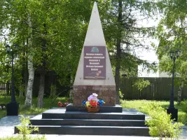 Сквер памяти у школы. Памятник – обелиск, посвящённый памяти воинов-земляков, фотография 2