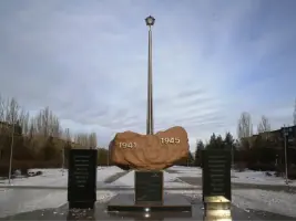 Памятный знак «Выстоявшим и победившим, мертвым и живым»