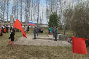 памятник связистам погибшим в ВОВ в селе Мегра Вытегорского района Вологодской области, фотография 3