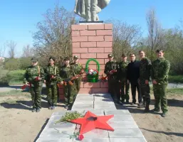 Памятник неизвестному солдату спасшего ребенка