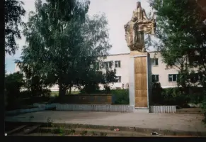 Памятник погибшим в годы Великой Отечественной войны «Родина-мать и раненый воин»