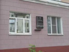 Мемориальная доска памяти командира первой отдельной батареи гвардейских миномётов героя Российской Федерации Ивана Андреевича Флёрова, фотография 2