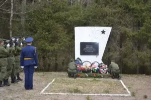 Обелиск пограничнику Джигаеву в поселке Маткаселька
