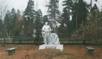 Братская могила вне кладбища (п. Тикша ул. Советская)