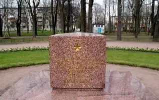 Памятник пушкинцам Героям Советского Союза, фотография 2