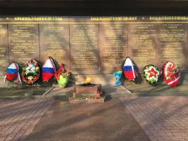 Мемориальная стена в честь героической обороны Севастополя 1941-1942 гг