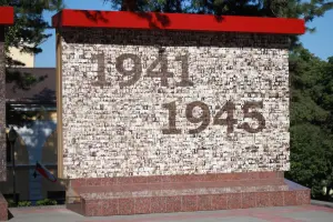 Памятник-стенд из фотографий в городе Ставрополе