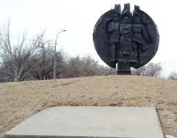 Памятник бойцам-ополченцам Сталинградского тракторного завода