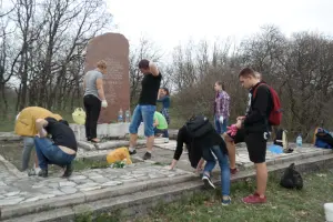 Памятник, установленный на месте массовых расстрелов советских граждан в годы Великой Отечественной войны, Симферополь, с. Дубки