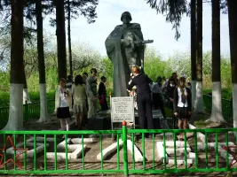 Памятник воинам-освободителям с братской могилой