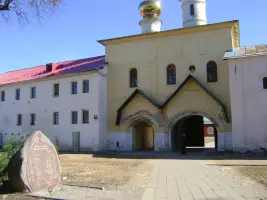 Памятный знак на территории Богородицкого Успенского мужского монастыря, фотография 3