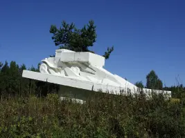 Памятник «Легендарная полуторка» и мемориальный знак «Неизвестному шоферу»