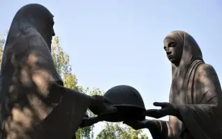 Монумент «Скорбящие матери», фотография 2