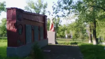 Братская могила солдатам Великой Отечественной войны — село Ленинское, Амвросиевский район