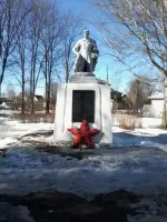 Скульптура солдата - памятник жителям левого берега, погибшим в годы Великой Отечественной войны