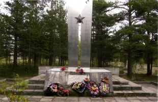 Памятный знак около Дома культуры, Захоронение у Дома культуры