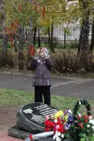 Мемориальный камень на школьной березовой аллее, посаженной подольскими курсантами