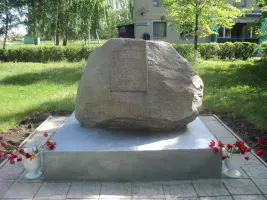 Памятный монумент, ковавшим победу на фронте и в тылу