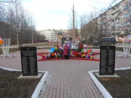 Памятный знак «Вечная слава нефтяникам Яреги, погибшим в боях за Родину»