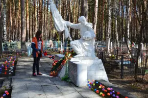 Памятник на братской могиле воинам, умершим от ран в госпиталях г. Тавды в 1941-1945 гг