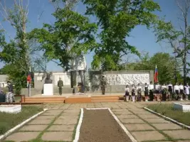 Мемориальный комплекс погибшим односельчанам в годы ВОВ. Село Карасай Акбулакского района Оренбургской области, фотография 5