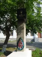 Обелиск преподавателям и ученикам школы № 4, погибшим в годы Великой Отечественной войны, фотография 2