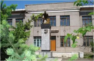 Памятник Герою Советского Союза Москалёву Н. К. в городе Черногорск, фотография 3