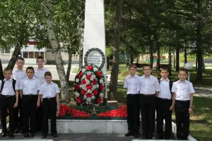 Обелиск «Выпускникам, отдавшим жизнь во имя Отечества»