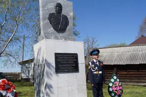 Памятник генералу армии Герою Советского Союза Ивану Ивановичу Федюнинскому (1900−1977)