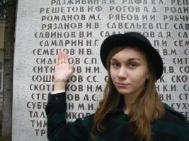 Монумент-стела у завода «Красный Пролетарий» на станции метро «Октябрьская», фотография 2