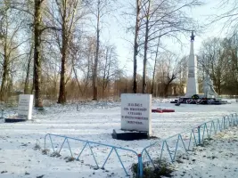 Обелиск 920-му стрелковому полку 247-й Рославльской стрелковой дивизии в деревне Козловка Рославльского района Смоленской области