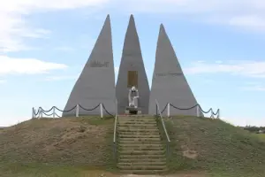 Памятник скорбящей Матери