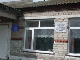 Мемориальная доска Герою Советского Союза Г.И.Мушникову на здании Березовской школы