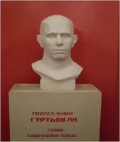 Памятник в школьном Музее Боевой Славы имени Гуртьева Л.Н