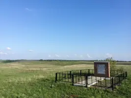 Братская могила в 5 км от х. Красный Скотовод, Пролетарского района, Ростовской области