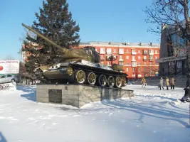 Танк Т-34-85 на постаменте