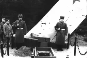 Могила неизвестного летчика /1941г., захоронен в 1991 г./ 8-й км шоссе Пряжа-Петрозаводск, остановка «Площадка» /памятник истории/