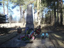 Гранитный обелиск Героям Советского Союза летчикам А. Н. Дехтяренко и В. С. Романенко