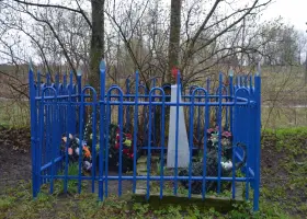 Памятник в деревне Каськово в парке