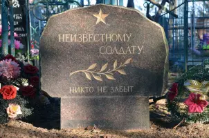 Памятник в деревне Шелково