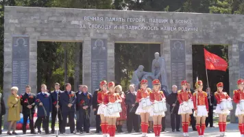 Мемориал, посвященный памяти воинов, умерших в госпиталях города Ижевска (находится у Северного кладбища), фотография 2