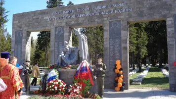Мемориал, посвященный памяти воинов, умерших в госпиталях города Ижевска (находится у Северного кладбища), фотография 3